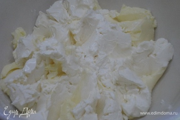 Для крема взбиваем мягкое сливочное масло с сахарной пудрой и ванилином до воздушного состояния. Добавляем творожный сыр и тщательно перемешиваем.