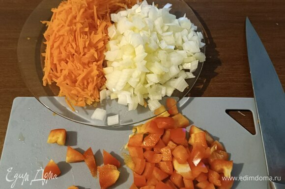 Ставим кастрюлю с подсоленной водой и филе на огонь чуть выше среднего и начинаем заниматься овощами. Морковь натираем на крупной терке. Лук мелко режем. Болгарский перец нарезаем кубиком, но поменьше картофеля.