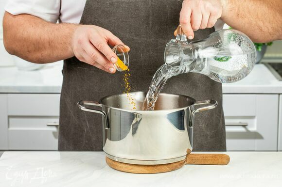 Влейте воду, добавьте карри и варите 20–25 минут до мягкости тыквы.
