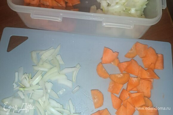 Лук нарезаем средней соломкой. Морковь нарезаем кругами, а потом эти круги на четвертинки (на рыбалке терки нет).