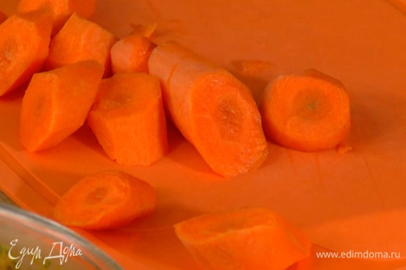 Морковь почистить и крупно порезать.