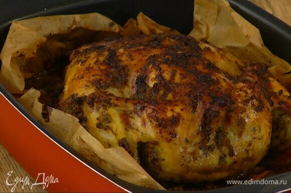 Запекать курицу в разогретой духовке 15 минут, затем понизить температуру до 180°С и готовить час-полтора.