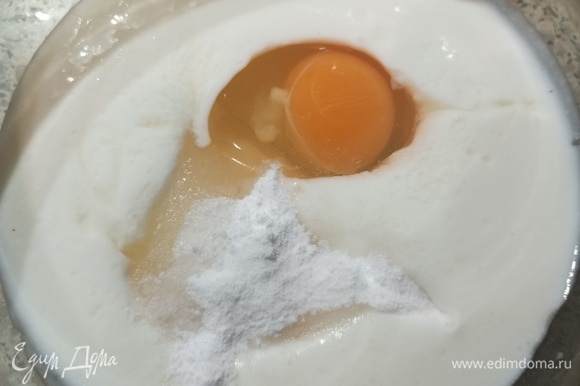 Теплый кефир соединить с яйцом, солью, сахаром, содой и ванилином.