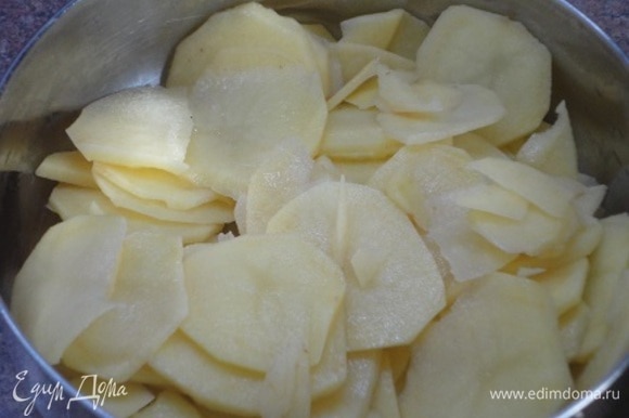 Картофель нарезать тонкими пластинками. Посолить и поперчить.