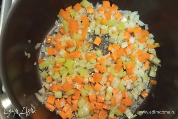 Мелко шинкуем лук, стебель сельдерея и морковь. В сотейнике разогреваем оливковое масло. Кладем овощи и обжариваем на среднем огне минуты 2.