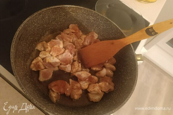 В сковородку вливаем 2 ложки масла и разогреваем на огне выше среднего. Когда масло разогреется, выкладываем курицу и обжариваем до золотистой корочки. После выкладываем на тарелку.
