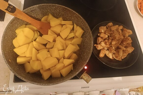 В ту же сковородку вливаем оставшееся масло и выкладываем картофель. Обжариваем, периодически перемешивая, около 5 минут.