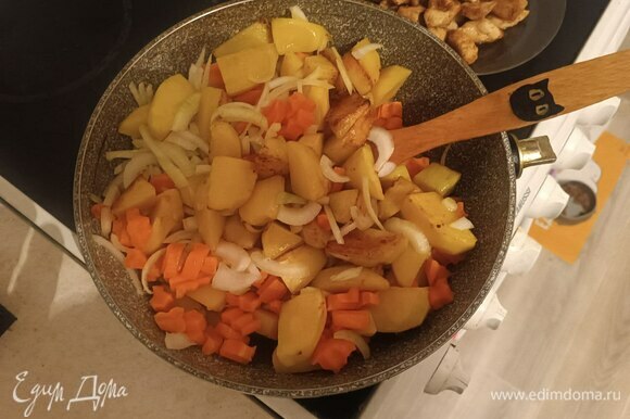 К картошке добавляем лук и морковь. Обжариваем еще около 5 минут на среднем огне.