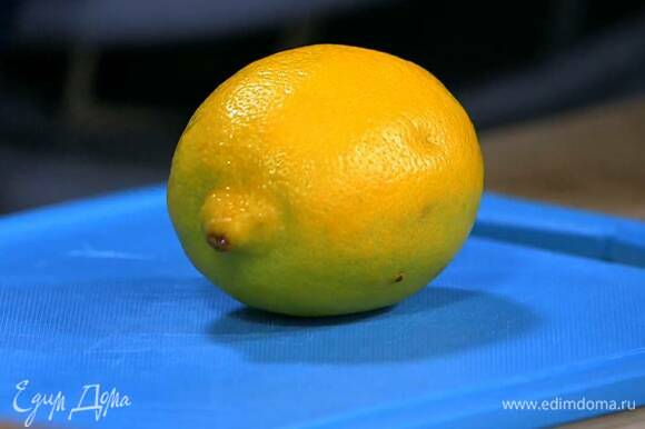 Цедру лимона срезать тонкими полосками, выжать из него сок.