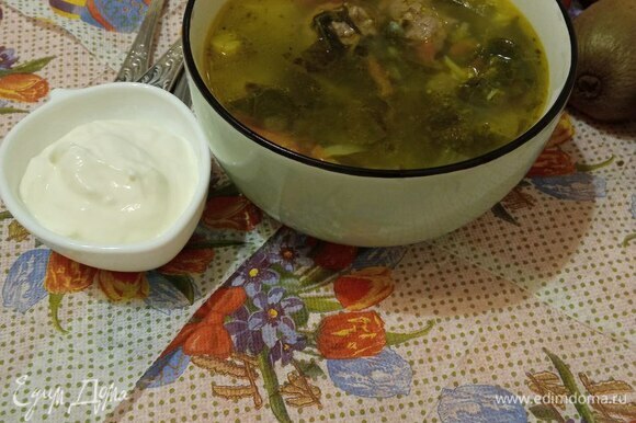 Подаем суп со сметаной. Можно добавить свежую зелень по вкусу. Приятного аппетита!