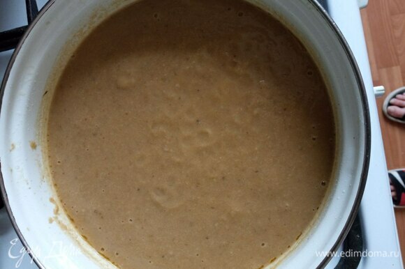 Погружным блендером пюрируем суп до гладкости.