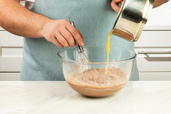 Добавьте растопленный маргарин «Пышка». Следите, чтобы тесто оставалось воздушным. По консистенции оно должно получиться, как густая сметана.