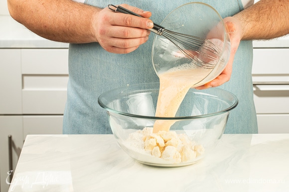 Соедините дрожжевую смесь с крошкой из муки и маргарина «Пышка» и быстро замешайте однородное тесто. Оберните тесто пищевой пленкой и уберите в холодильник на 30–40 минут.