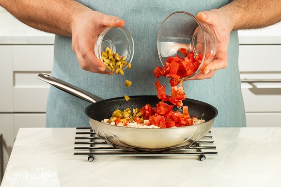 Добавьте нарезанный помидор и оливки.
