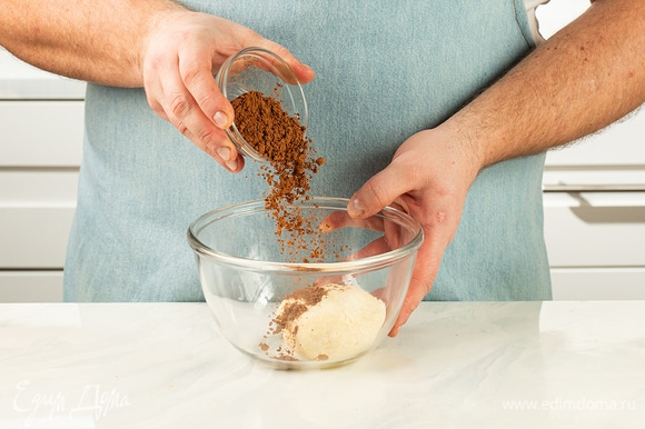 Хорошо вымесите тесто руками, оно должно получиться мягким, но плотным. Отделите треть, добавьте просеянный какао-порошок и замесите шоколадное тесто.