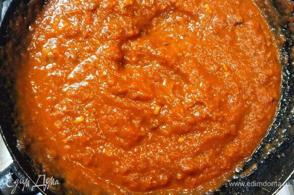 Пока варится бульон, готовим заправку. Достаточно мелко режем лук. На медленном огне обжариваем его на растительном масле минут 10. Помидоры измельчаем в блендере. Когда не сезон, можно использовать томаты в собственном соку. К луку добавляем томатную пасту. Тушим вместе минут 5. Добавляем аджику и специи. Обжариваем 2–3 минуты, непрерывно помешивая. Добавляем помидоры, солим и обжариваем еще пару минут.