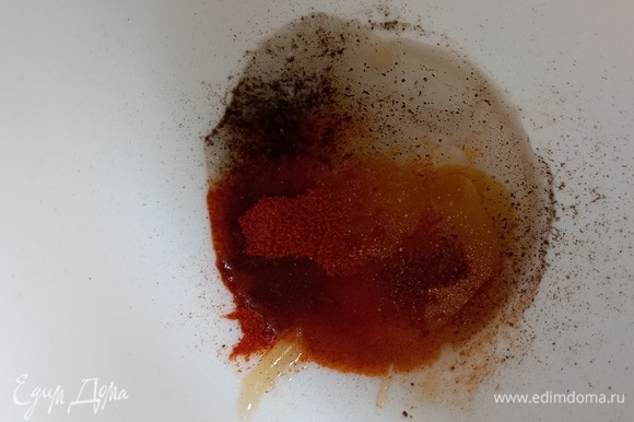 Соединить ингредиенты для маринада: масло, мед, специи и соль. Если любите поострее, то замените черный перец на красный.