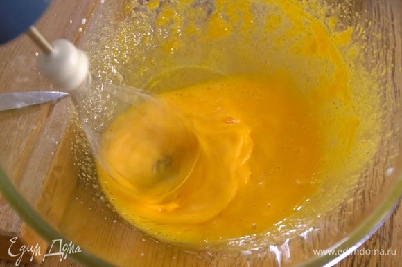 К желткам всыпать оставшийся сахар и взбить блендером с насадкой-венчиком в светлую, пышную массу, затем добавить маскарпоне и перемешать венчиком.