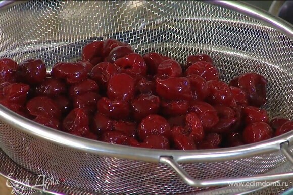 Вишню разморозить и пропустить через два сита, примяв ягоды лопаткой, чтобы выделилось побольше жидкости (должно получиться 500 мл).