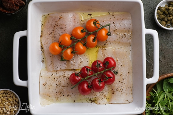 Филе трески выложите в форму для запекания, полейте 2 ст. ложками кедрового масла Biolio, посолите и поперчите, сверху разложите помидоры черри. Запекайте рыбу в духовке при 220°C 10–12 минут.