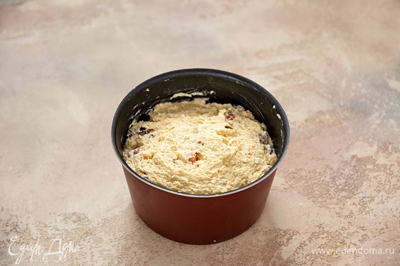 Переложите тесто в форму, заполняя ее на 2/3 объема. Выпекайте кулич 40–60 минут, проверяйте готовность деревянной шпажкой.