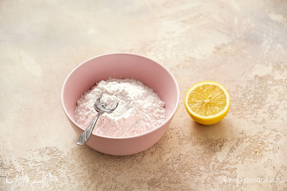 Достаньте кулич из духовки и дайте ему остыть. Приготовьте глазурь: к сахарной пудре постепенно добавляйте сок лимона, тщательно перемешивая до густой однородной массы. Полейте кулич глазурью и украсьте сухофруктами.