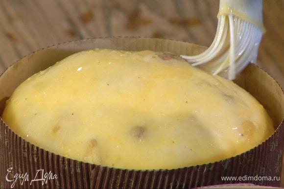 Оставшийся яичный желток перемешать с молоком и щепоткой соли и смазать подошедшие куличи.