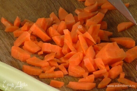 Оставшуюся морковь почистить и нарезать небольшими кусочками.