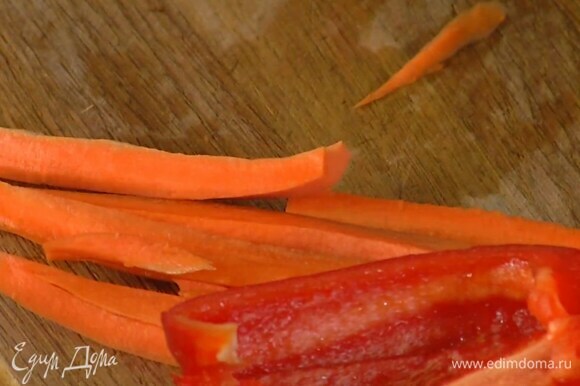 Морковь почистить и разрезать вдоль на несколько частей.