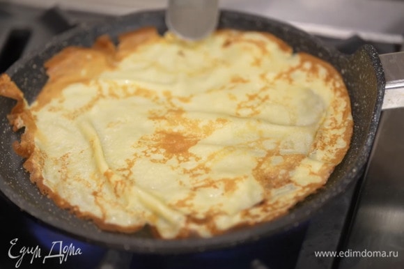 Хорошо разогретую блинную сковороду смазать оливковым маслом и испечь тонкие блины.