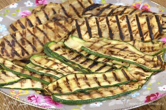 Баклажан и цукини нарезать вдоль тонкими полосками и обжарить на разогретой сковороде-гриль, а затем порезать на небольшие кусочки.