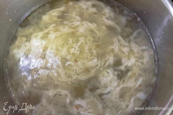 Влейте бульон (мясной, овощной или порошковый). Доведите до кипения и убавьте нагрев до среднего. Яйцо слегка взбейте вилкой и тонкой струйкой влейте в бульон, помешивая его. Добавьте мелкие макароны и проварите минут 5–7.