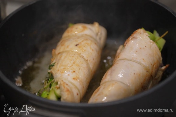 Разогреть в сковороде растительное и сливочное масло и обжарить грудки с двух сторон до золотистой корочки, затем добавить горчицу и сметану, накрыть крышкой, уменьшить огонь и тушить около 20 минут.