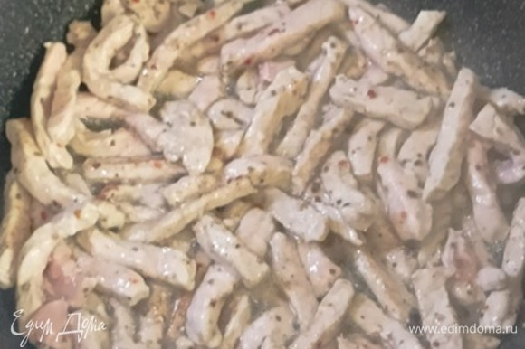 Мясо помыть, обсушить и нарезать на пластины поперек волокон. Слегка отбить и нарезать на тонкие ломтики. Посыпать солью и перцем и обсыпать мукой. Смесь из половины сливочного масла и столовой ложки растительного нагреть в сотейнике и обжарить в ней мясо до румяной корочки. Я затем убавила нагрев до минимума, накрыла крышкой и потушила 15 минут.