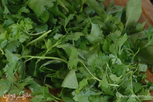 У зелени срезать грубые стебли.