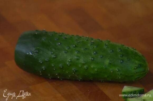 Огурцы крупно порезать.