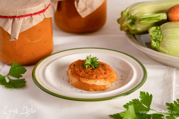 Простерилизуйте банки, наполните горячей икрой и закатайте крышками.