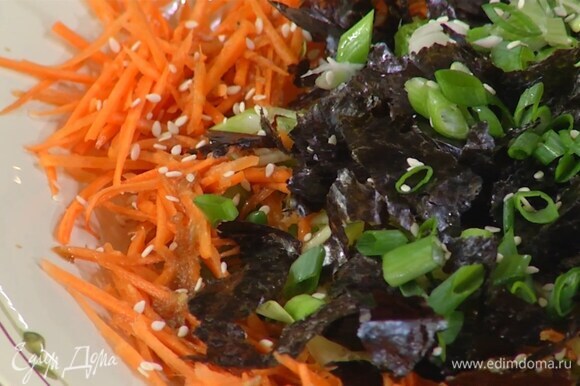Посыпать салат зеленым луком и кунжутом.
