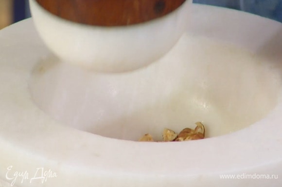 Фундук слегка измельчить в ступке.