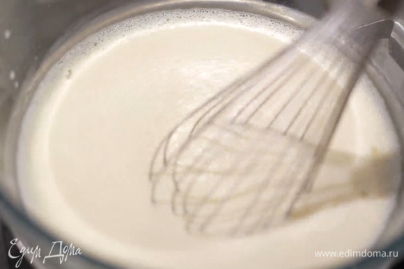 Приготовить крем: к желткам комнатной температуры всыпать сахар и вымешать венчиком, влить сливки, молоко, ванильный экстракт, посолить и, продолжая помешивать, поместить миску со смесью на водяную баню и прогревать, постоянно перемешивая, пока крем не загустеет.