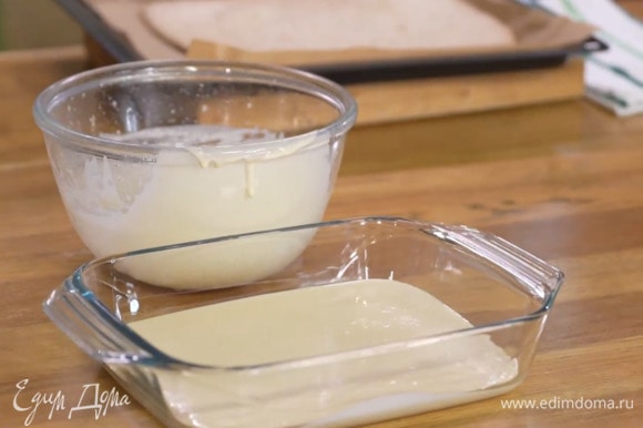 Снять миску с водяной бани и вымешивать крем еще некоторое время, затем перелить в стеклянную форму для запекания.