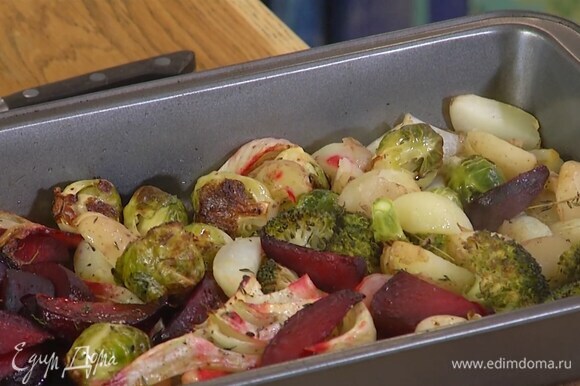 Противень с овощами вынуть из духовки, добавить картофель со свеклой, пару веточек тимьяна и запекать еще 5 минут.