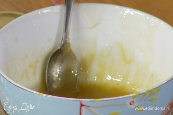 Приготовить заправку: из половинки лайма выжать сок, добавить мед, горчицу, оставшееся оливковое масло, все посолить, поперчить и перемешать.