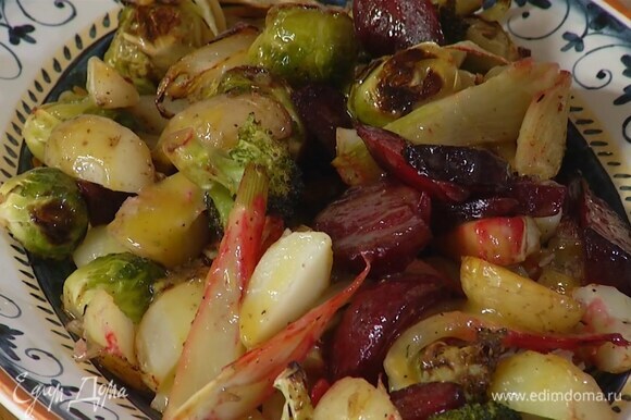 Запеченные овощи, удалив веточки тимьяна, выложить на тарелку и полить заправкой, добавить кусочки семги, посыпать все листьями оставшегося тимьяна.