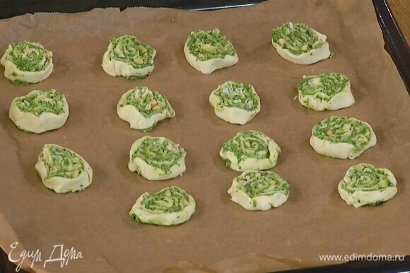 Разрезать рулет поперек на небольшие кусочки и выложить на выстеленный бумагой для выпечки противень.Разрезать рулет поперек на небольшие кусочки и выложить на выстеленный бумагой для выпечки противень.Разрезать рулет поперек на небольшие кусочки и выложить на выстеленный бумагой для выпечки противень.