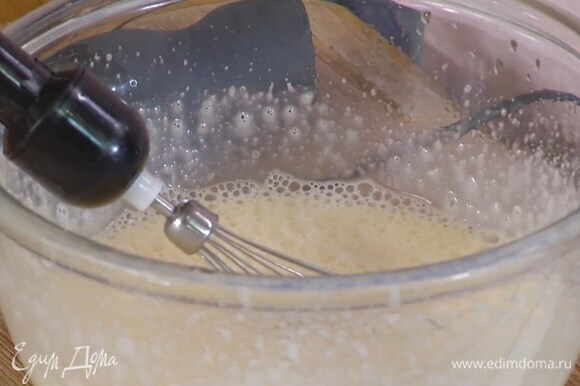 Яйца взбить блендером с насадкой-венчиком. Продолжая взбивать, всыпать сахар, соль, тонкой струйкой влить оливковое масло и апельсиновый сок.