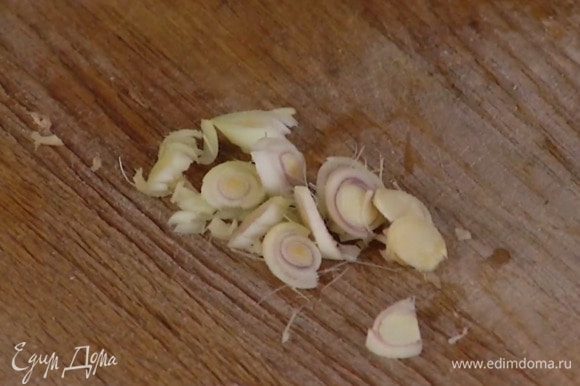Лемонграсс тонко нарезать и отправить к луку с чесноком.