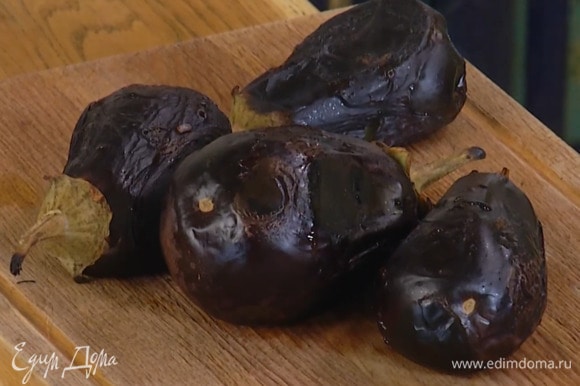 Баклажаны часто наколоть вилкой, выложить в глубокий сотейник, накрыть крышкой и готовить на сильном огне, периодически переворачивая.