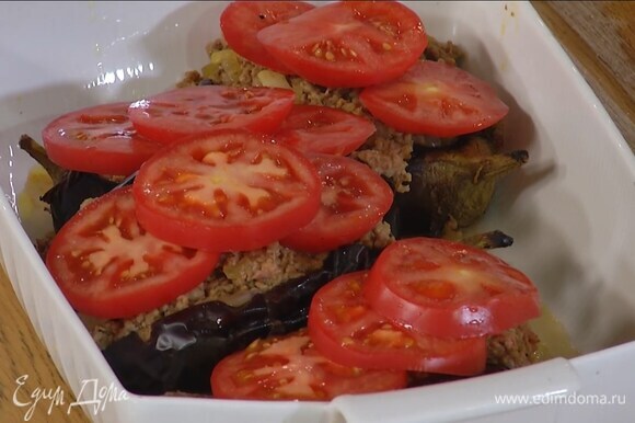 Помидоры нарезать кружками и внахлест накрыть ими баклажаны.