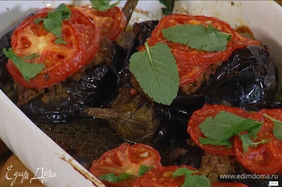 Запекать в разогретой духовке 20–25 минут, готовые баклажаны посыпать измельченной руками мятой и кедровыми орехами.